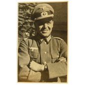 Tenente tedesco sul fronte orientale con la casacca da ufficiale modificata per i gradi arruolati